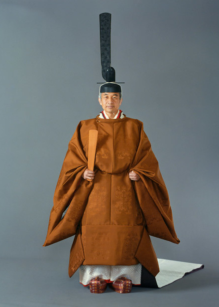 Official portrait of Emperor Akihito in 1990 sokutai robes