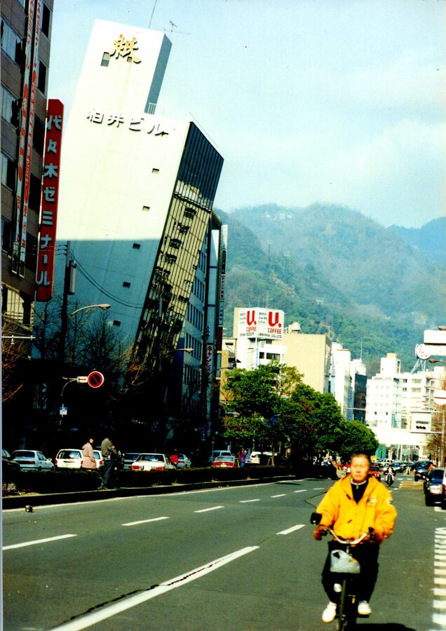 Heavily tilted Kashiwai building in Kobe immediately after the 17 January 1995 earthquake