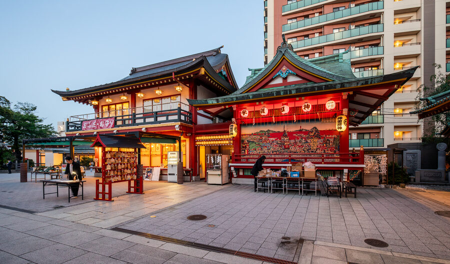 The administrative office (Saimu-sho) and music hall (Kagura-den) buildings at Kanda Myojin shrine in 2024.