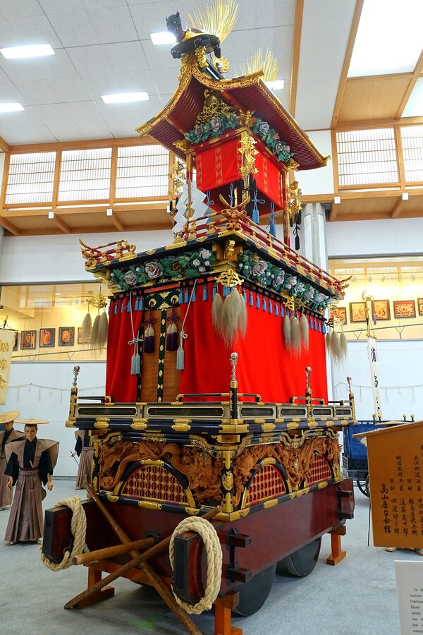 Hoju-tai autumn yatai with red lacquer and gilded treasure-jewel sculpture