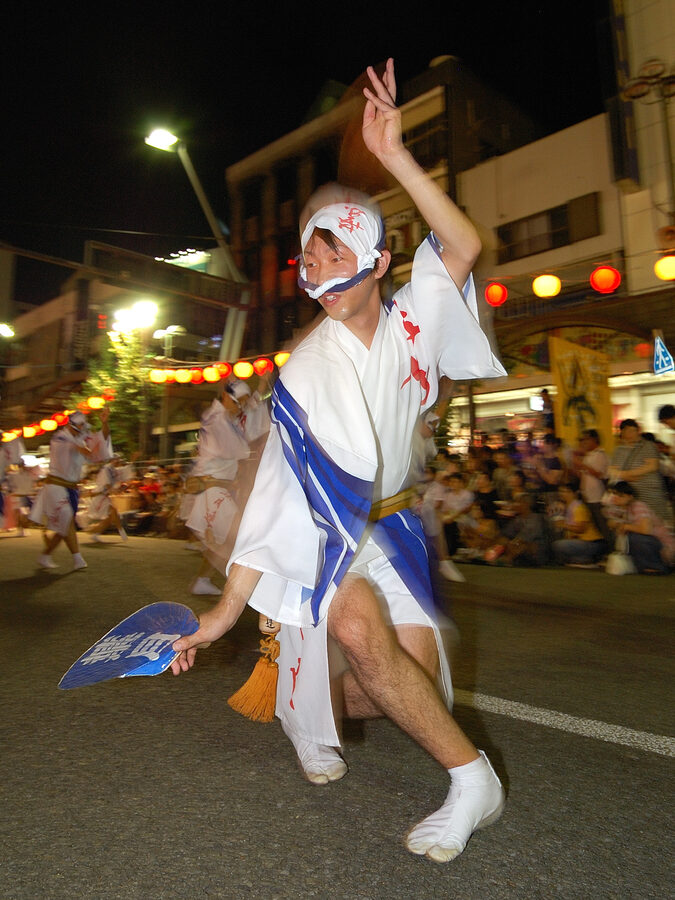 Mens low crouch dance Awa Odori