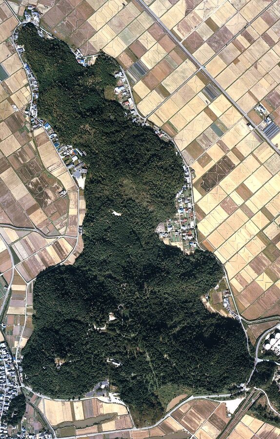 1982 aerial survey photograph of Mount Azuchi on east shore of Lake Biwa in Shiga Prefecture, showing the promontory where Oda Nobunaga built Azuchi Castle between 1576 and 1579