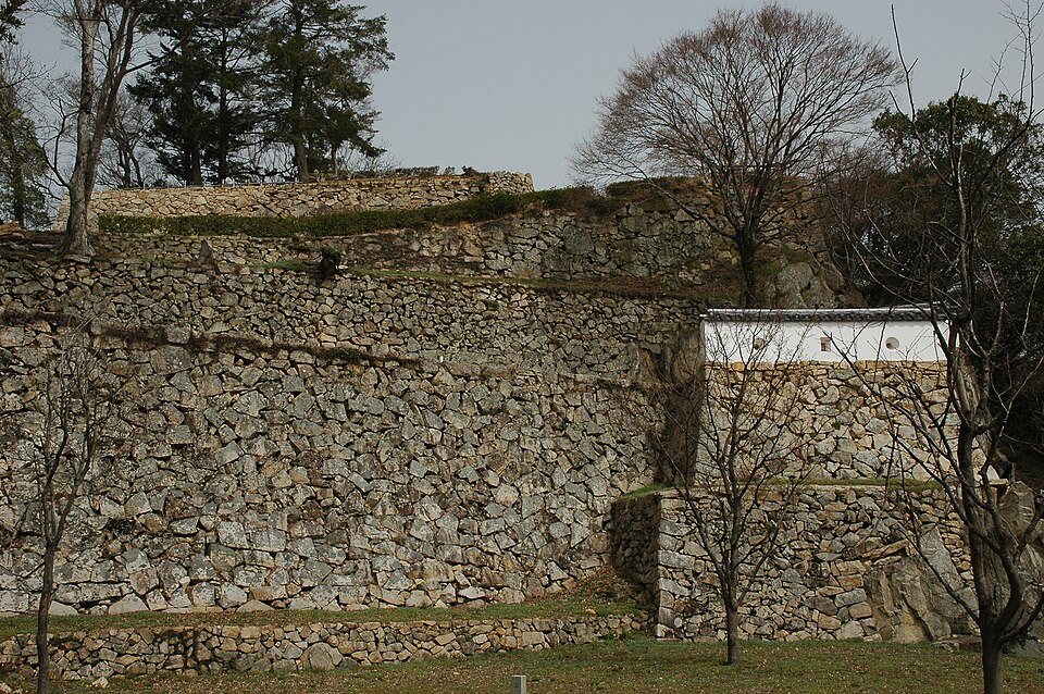 Bitchu Matsuyama Castle ishigaki stone walls on the honmaru platform showing the Mimura-era 1570s foundation stones and later Mizunoya repairs on the mountain ridge