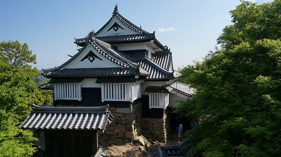 Bitchu Matsuyama Castle tenshu photographed in 2015 showing the white plaster walls and the distinctive gabled roof on the honmaru at 430 meters elevation