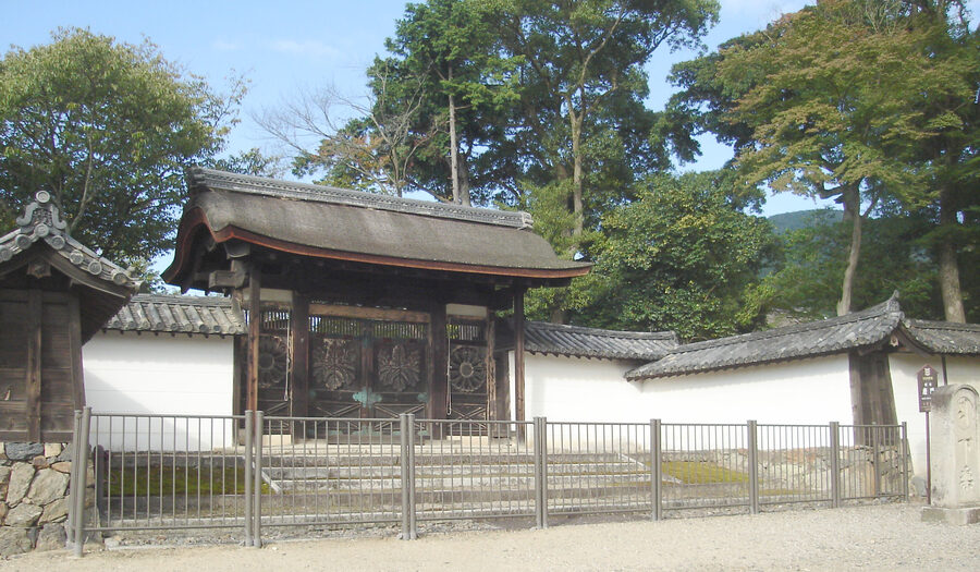 Karamon gate at Sanbō-in subtemple of Daigo-ji in Kyoto, the formal Chinese-style entrance to the abbot's residence redesigned by Hideyoshi in 1598