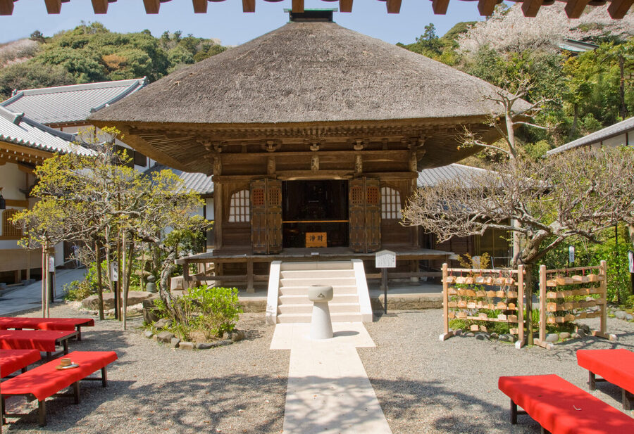 Engaku-ji Zen temple pavilion in Kita-Kamakura founded 1282 by Hojo Tokimune for Mongol invasion war dead