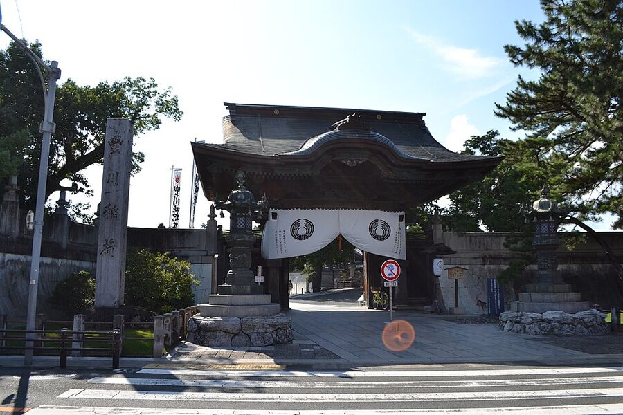 Forested approach path leading toward the main gate of Enpukuzan Myogon-ji temple