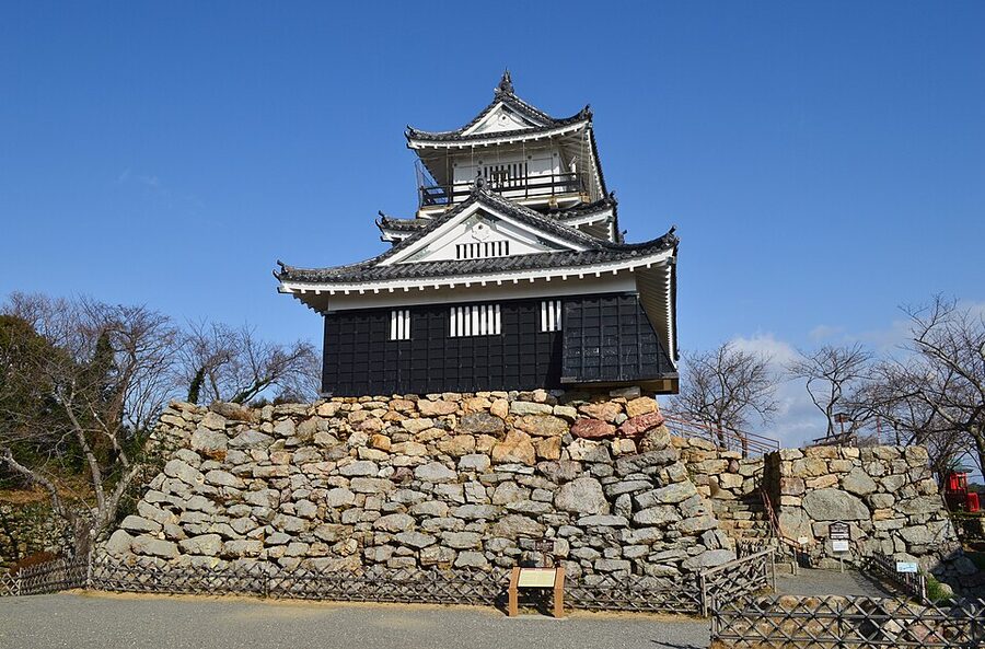 Reconstructed Hamamatsu Castle main keep tenshu with white walls and tiled roofs in Shizuoka Prefecture, the fortress Tokugawa Ieyasu lived at for 17 years during his Totomi consolidation 1570-1586