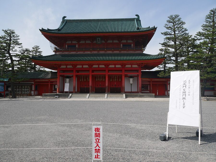 Heian-jingu shrine in Kyoto, Romon gate in dawn light