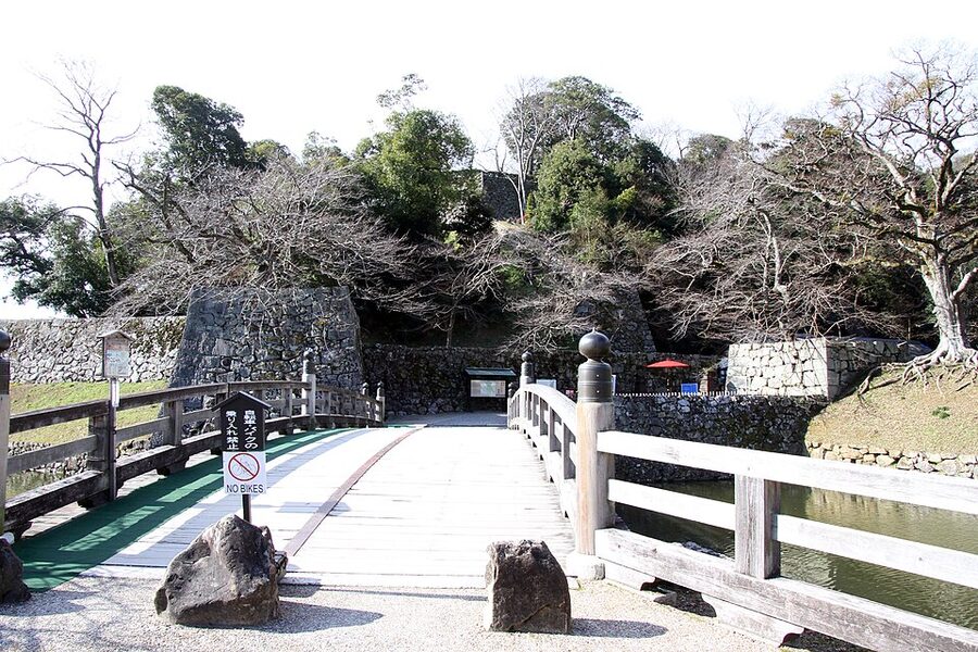 Hikone Castle tenshu karahafu Chinese cusp gables and chidori-hafu dormers stacked on the small three-story keep