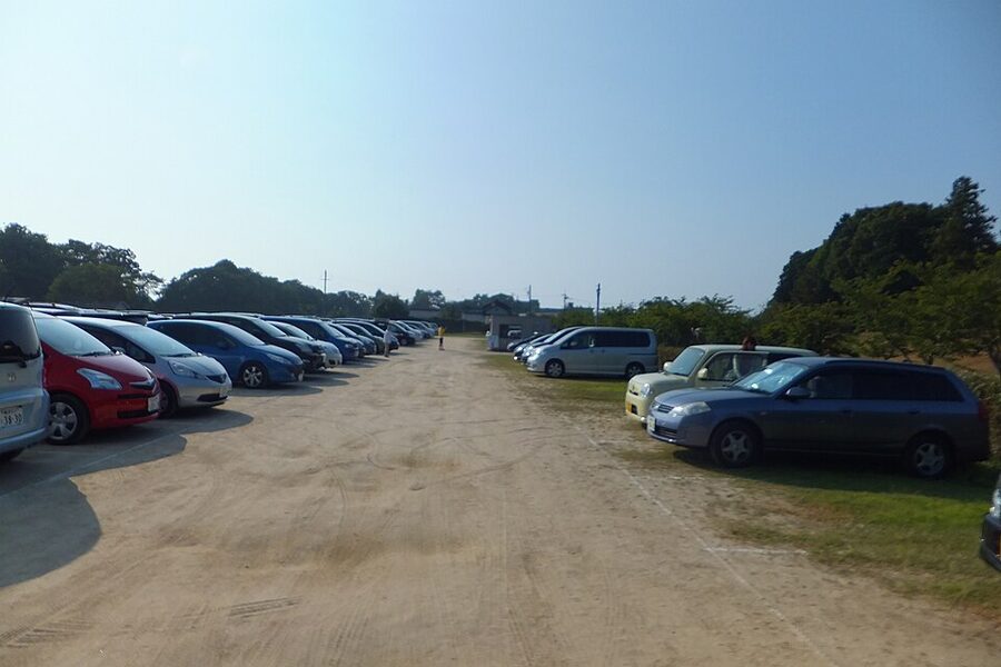 Close view of Hikone Castles three-storey tenshu with its distinctive gabled roof
