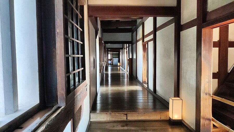 Hyakken-roka the 240-metre Hundred-Room Corridor connecting the western turrets at Himeji Castle