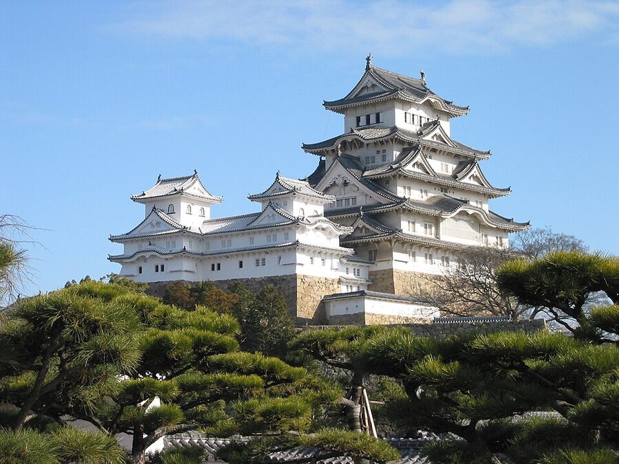Himeji Castle main keep connected to three smaller subsidiary keeps by bridging corridors forming the renritsu-shiki cluster