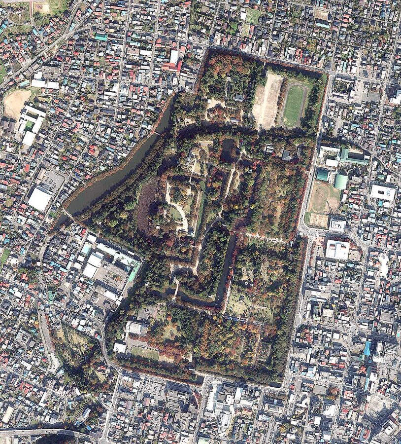 Aerial photograph of Hirosaki Castle and Hirosaki Park taken by the Geospatial Information Authority of Japan in 2011 showing the six-bailey concentric layout around the honmaru
