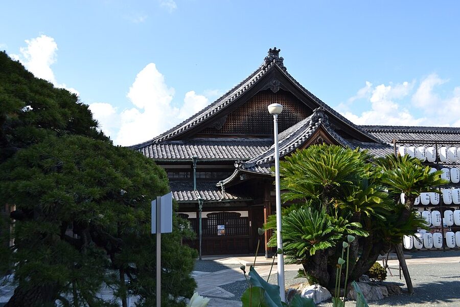 Close view of the Honden roof and eaves at Toyokawa Inari with the wrapped wooden beams