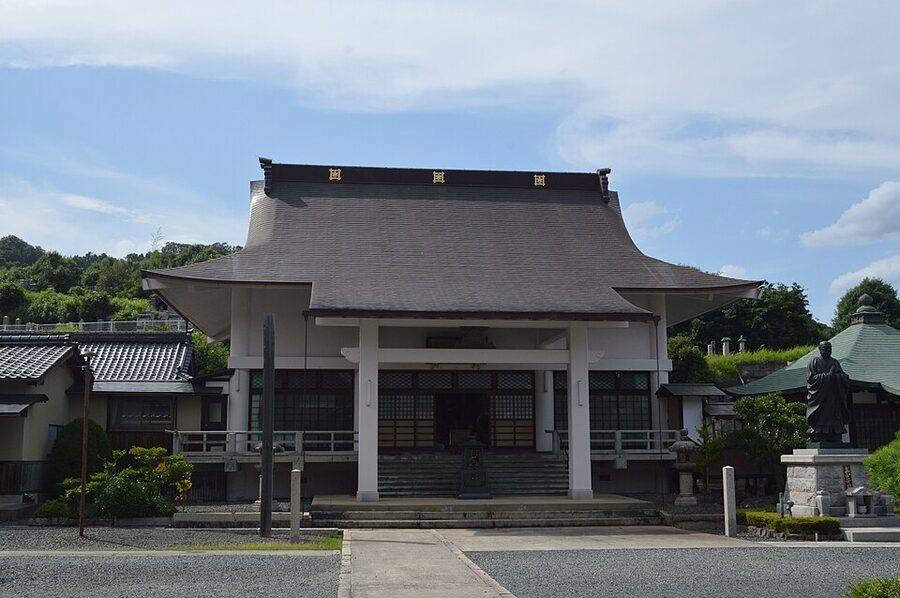 Tree-lined approach at Honmyo-ji temple Kumamoto leading to the 176-step climb to Kiyomasas Jochibyo mausoleum