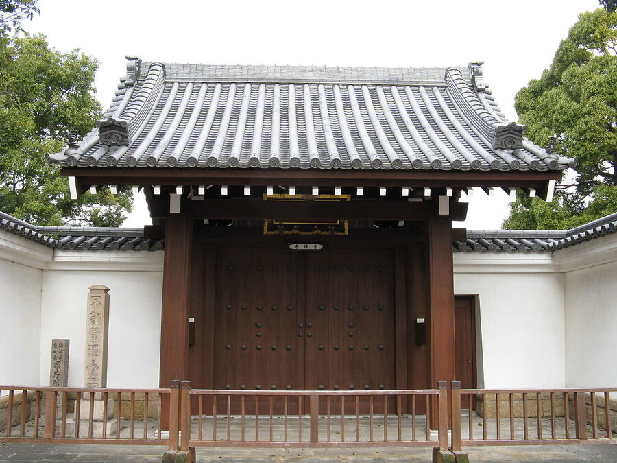 The main gate at Sozen-ji Pure Land temple in Higashiyodogawa Osaka home to one of three Gracia memorial stones