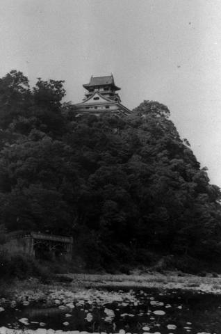 Historical photograph of Inuyama Castle keep tower in 1937 before the postwar National Treasure redesignation