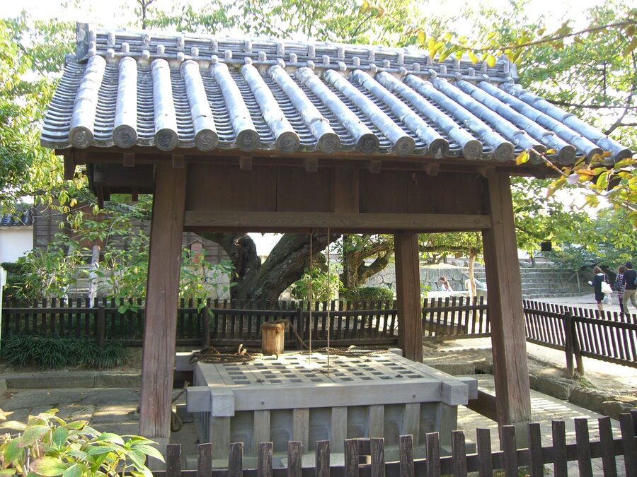 The Hon-maru well at Iyo-Matsuyama Castle bored through the hilltop rock of Mt Katsuyama to a depth sufficient to reach water 132 metres above the plain