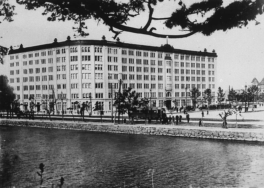 Black-and-white photograph of the Kaijo Insurance building in Marunouchi Tokyo