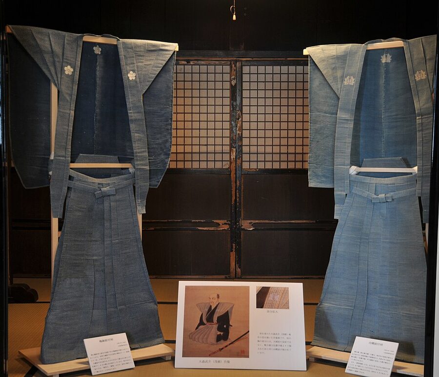 Kamishimo formal samurai outfit displayed on mannequin, the kataginu sleeveless vest with exaggerated shoulders paired with matching striped hakama