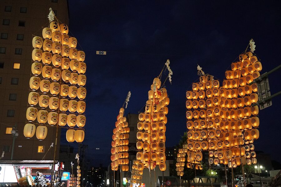 Kanto bamboo pole flexing under weight at Akita Kanto Matsuri 2023