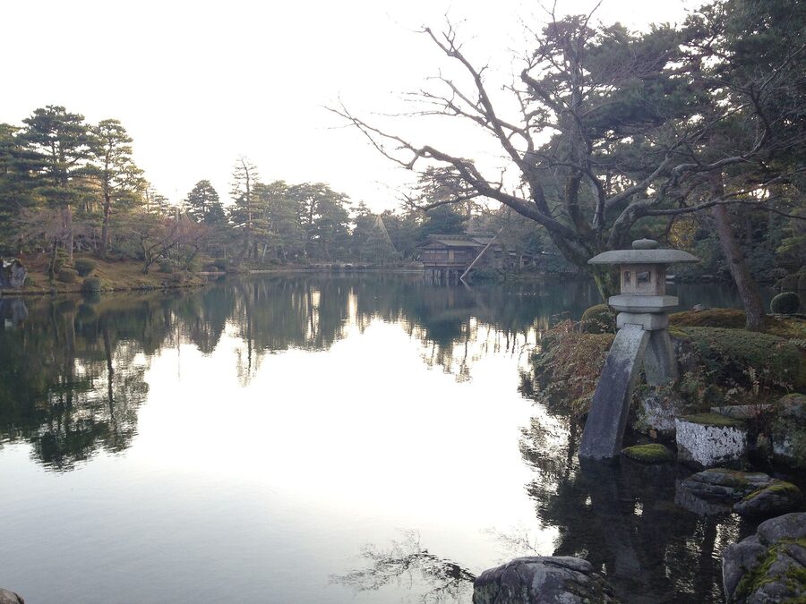The two-legged Kotoji-toro lantern over Kasumigaike pond at Kenroku-en