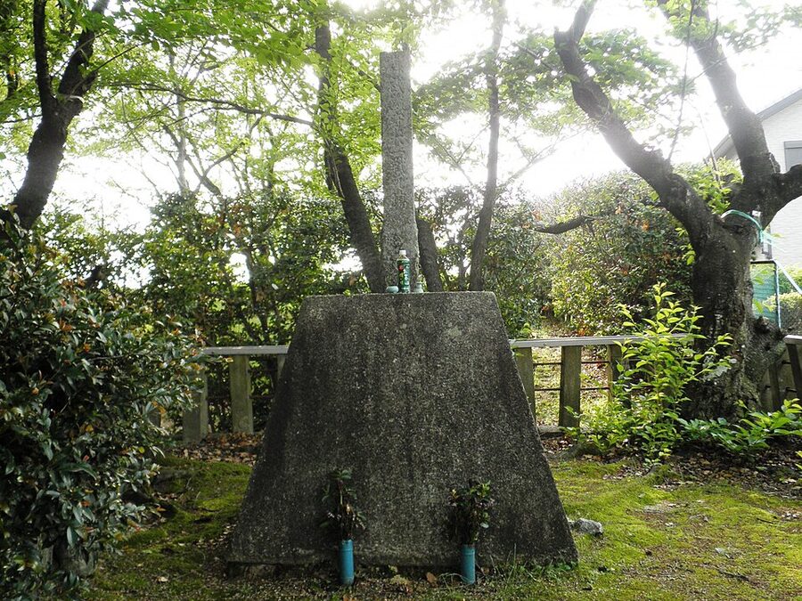 Musashi-zuka burial mound where Mori Nagayoshi Toyotomi commander killed at Nagakute 1584 is buried