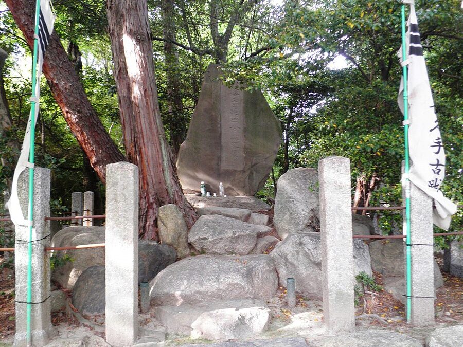 Shokuro-zuka burial mound at Nagakute where Ikeda Motosuke son of Shonyu killed in the battle is buried