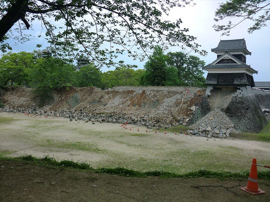 Aerial overview photo of Kumamoto Castle after April 2016 earthquake showing damage pattern across honmaru ninomaru and surrounding yagura walls