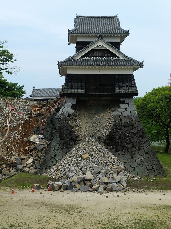 Inui Yagura corner tower at Kumamoto Castle after April 2016 earthquake showing partial collapse of the upper floor and surrounding stone wall damage