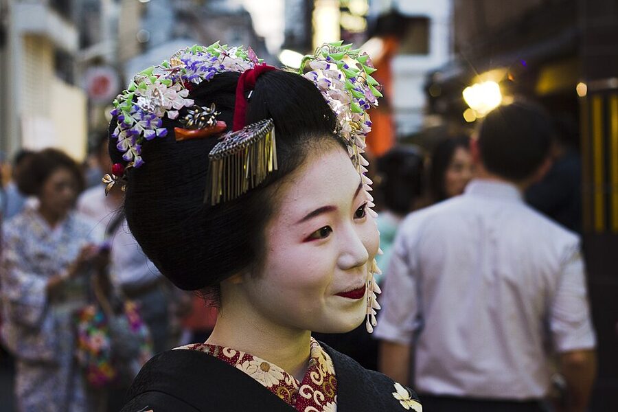 Maiko Tomitsuyu in Gion smiling
