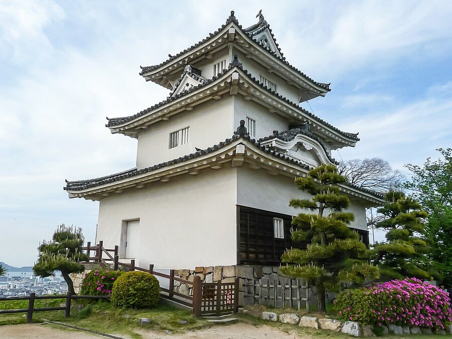 Close-up of the three-storey tenshu of Marugame Castle