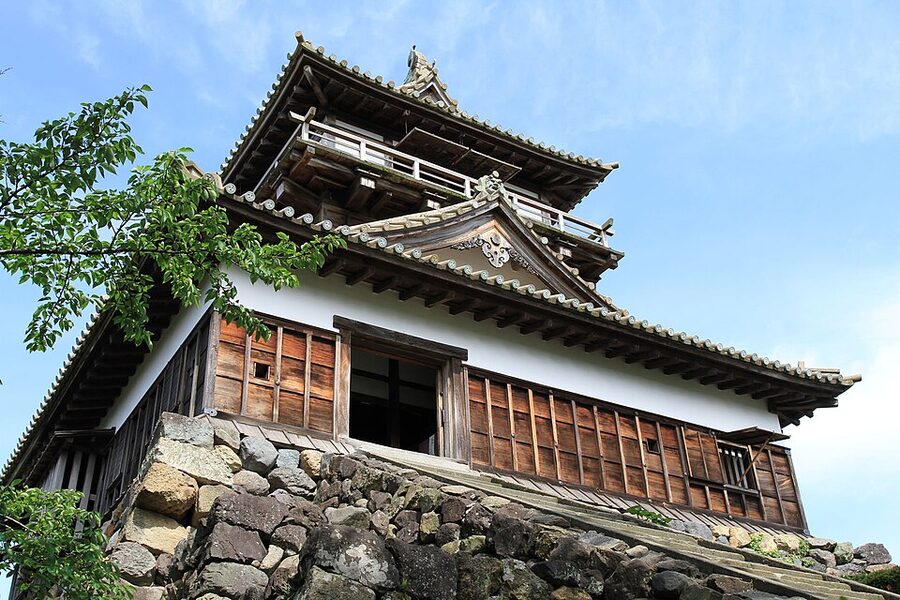 Maruoka Castle tenshu angle view showing the hirayamajo hill and keep tower against clear sky