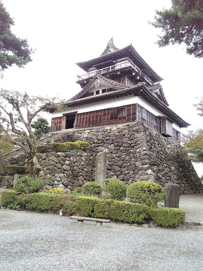 Maruoka Castle tenshu from below showing the overhanging first floor skirt roof koshi-yane and the narrow upper keep