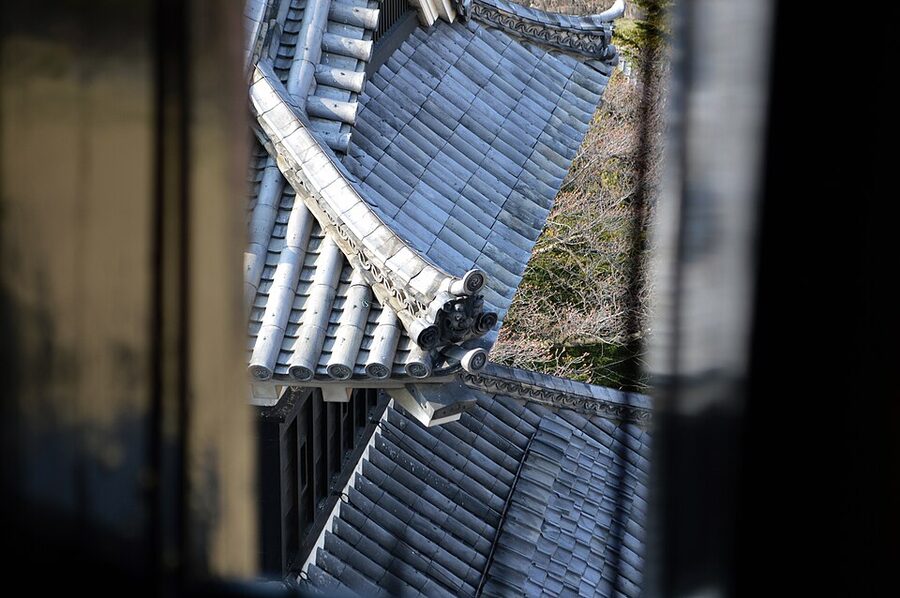 Detail view of the Inui-ko-tenshu northwest subsidiary keep roof with its characteristic chidori-hafu triangular gables viewed from inside the daitenshu main keep
