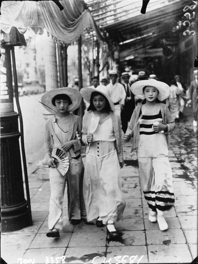 Black-and-white photograph of Japanese modern girls (moga) by Kagayama