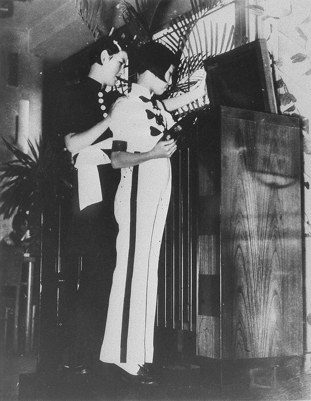 Black-and-white portrait photograph of a Japanese moga modern girl in 1920s Western fashion