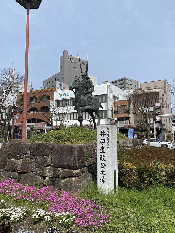 Ii Naomasa samurai portrait with the distinctive red-lacquer armour that gave the Ii cavalry its Red Devils nickname