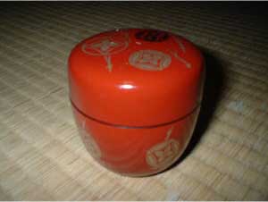 A black lacquered natsume tea caddy with the characteristic jujube shape used to hold powdered matcha in tea ceremony