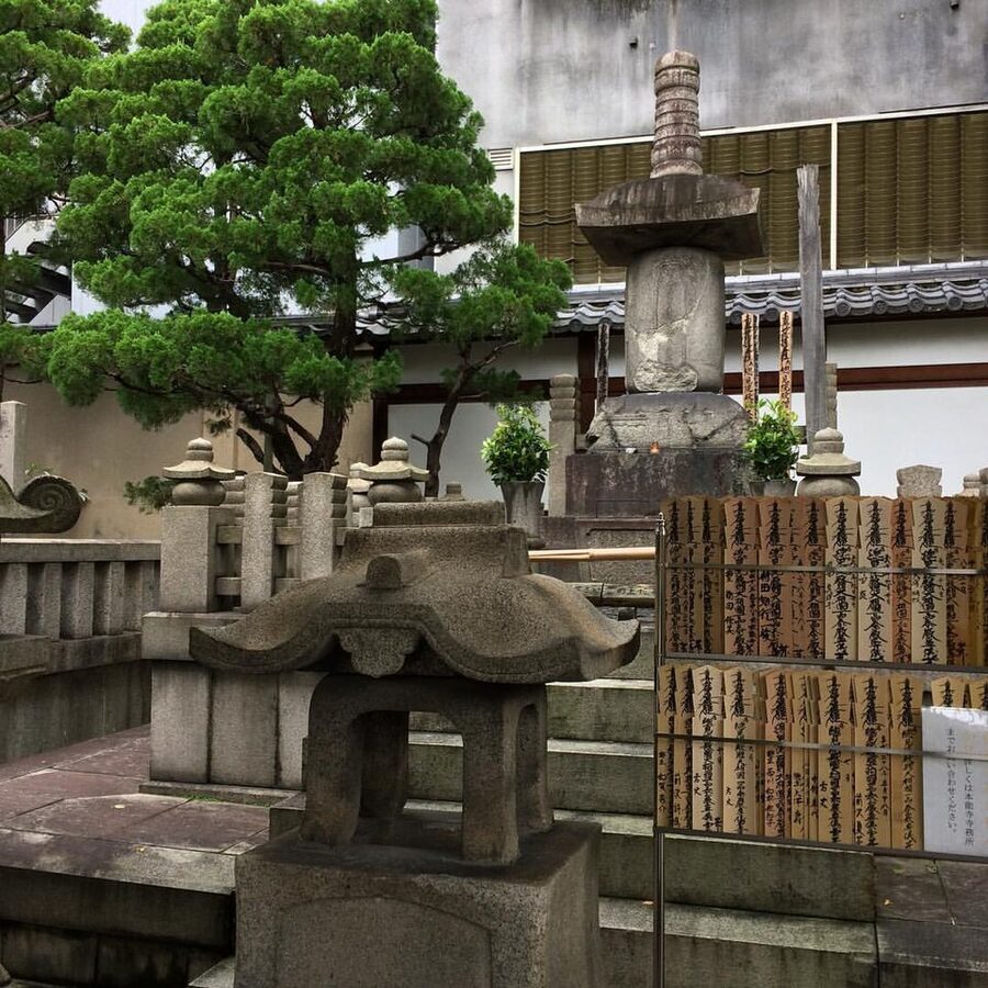 Cenotaph marking the grave of Oda Nobunaga at the modern Honno-ji temple in Nakagyo ward Kyoto, where visitors come to pay respects