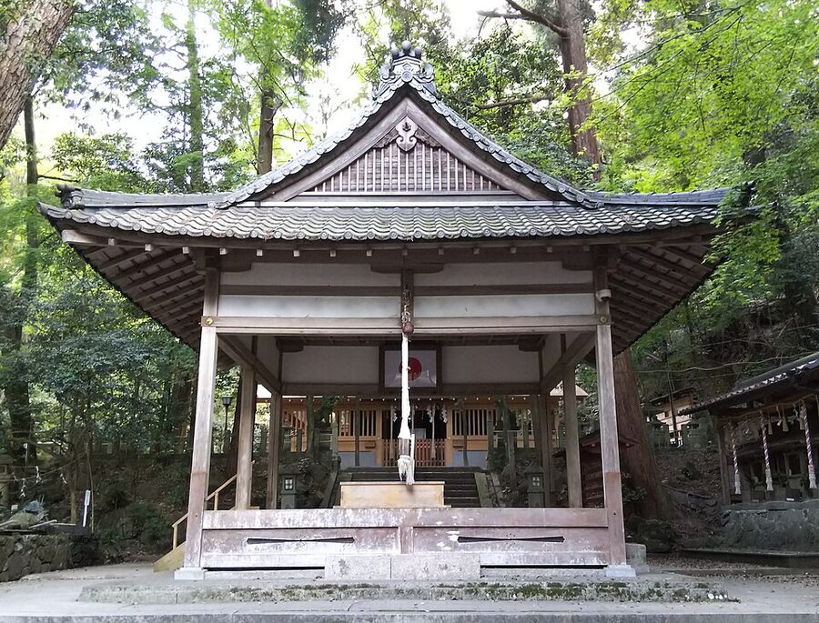 Oguta shrine worship hall in Oyamazaki, Kyoto — the local shrine adjacent to the Yamazaki battlefield