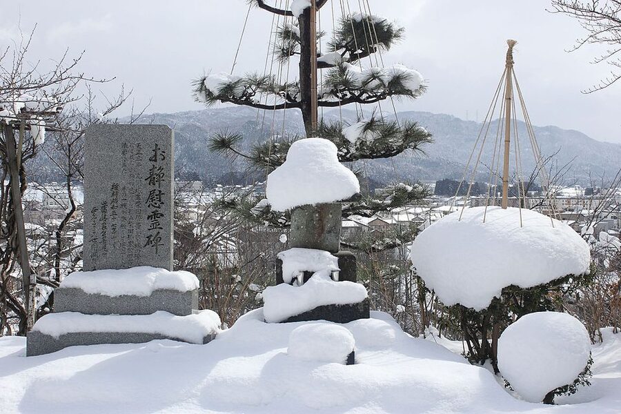 Memorial stone on the Maruoka Castle grounds commemorating the Oshizu human pillar folk legend