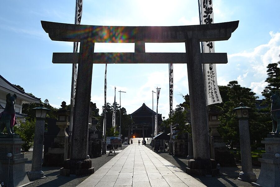 Reiko-zuka fox statue gallery seen from behind, showing full scale
