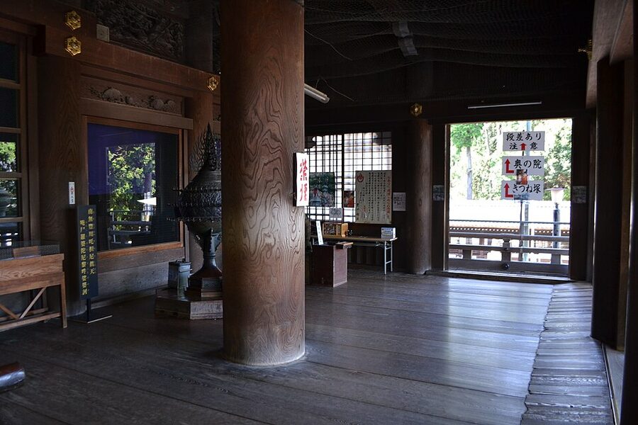 Rows of small and medium fox statues at the Reiko-zuka grotto at Toyokawa Inari