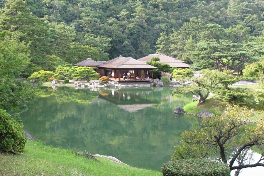 The Kikugetsu-tei tea house overhanging the south pond at Ritsurin