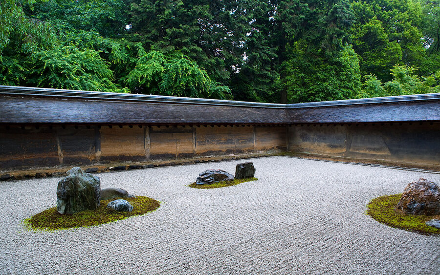 Stone group detail showing the kasanarizukuri overlap design at Ryoan-ji
