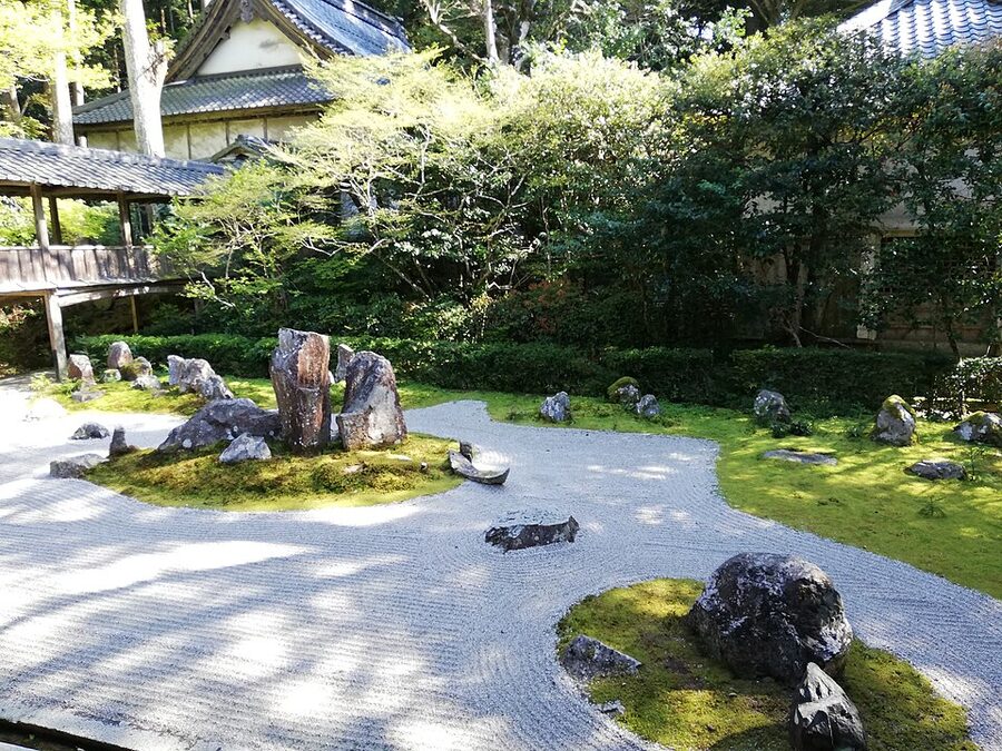 Grounds of Ryotan-ji temple Iinoya with its Muromachi-period dry landscape garden