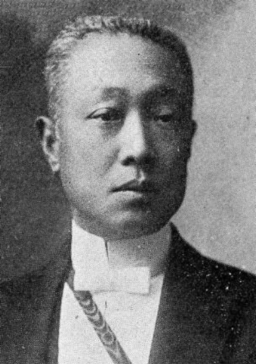 Formal portrait photograph of Saionji Kinmochi