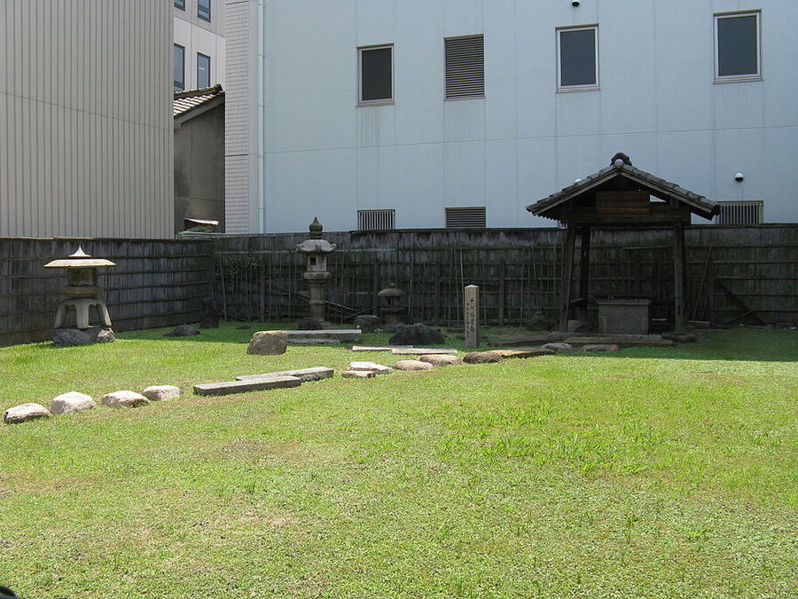 The Sen no Rikyu yashiki-ato marker stone and well site in Shukuin Sakai where the Tanaka family fish merchant compound stood